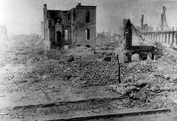 Fotografía en blanco y negro de la Academia St. Xavier en ruinas después del Gran Incendio de Chicago