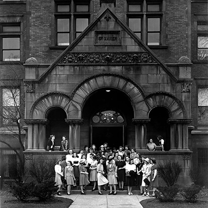 Estudiantes frente al campus 49th y cottage