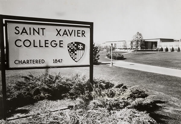 Saint Xavier College primer letrero en 103rd y Hamlin