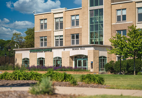 Imagen de Morris Hall en un día de verano