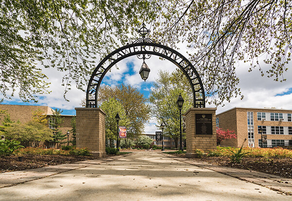 Réplica del arco del colegio Saint Xavier